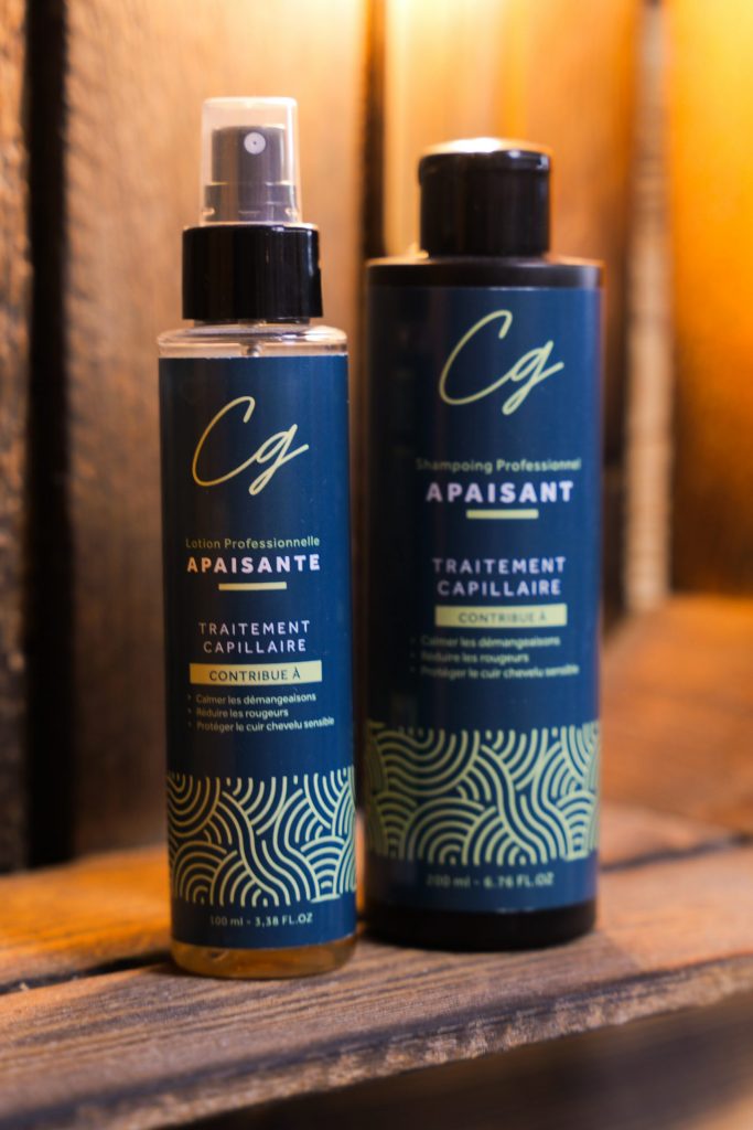 Image montrant la Lotion Apaisante CG et le Shampooing Apaisant CG, deux produits conçus pour apaiser et revitaliser le cuir chevelu sensible.