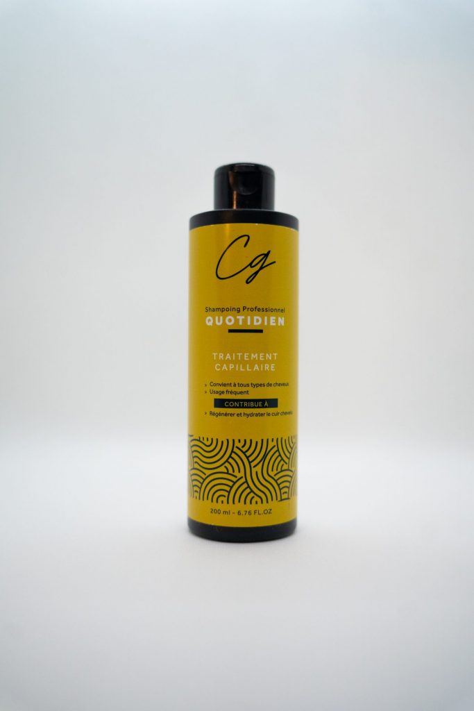 "Ingrédients naturels du Shampoing Sans Paraben CG, incluant café et ginseng, pour une hydratation optimale des cheveux."